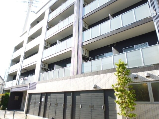 物件外観写真1　(鉄筋コンクリート造のがっちりとした造り。)