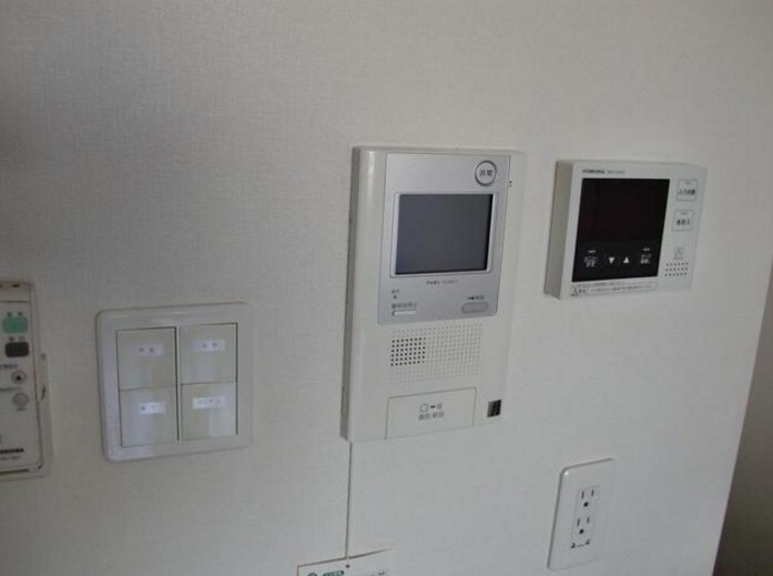 物件内観写真13　(モニター付きインターホン完備。)