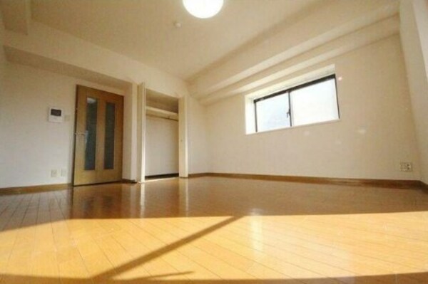 居室(明るい洋室！)