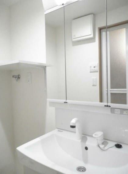 物件内観写真7　(嬉しい独立洗面台付き。)