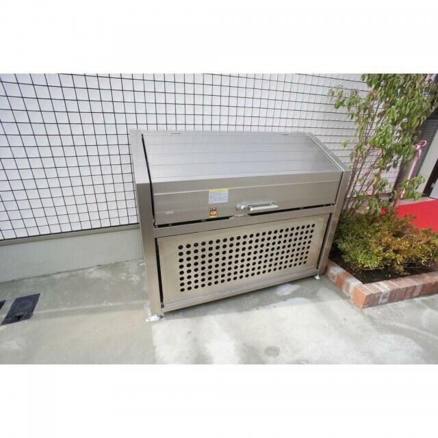 物件内観写真17　(敷地内ゴミ置き場完備。)