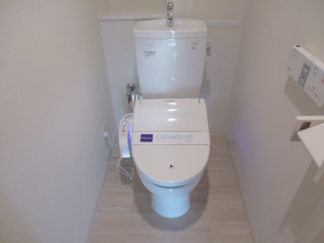 物件内観写真7　(温水洗浄便座。)