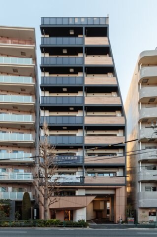 物件外観写真1　(鉄筋コンクリート造のがっちりとした建物。)