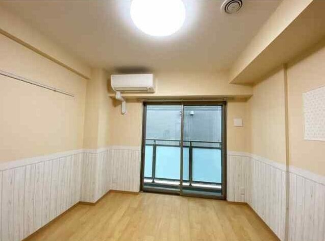 物件内観写真3　(6帖のきれいな洋室。)