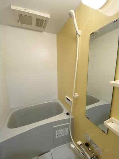 物件内観写真5　(追い焚き機能、浴室乾燥機付きバス。)