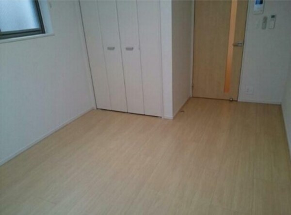 寝室(きれいなフローリング。)