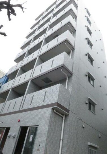 物件外観写真1　(鉄筋コンクリート造のがっちりとした建物。)