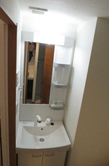 物件内観写真8　(嬉しいシャワー付き独立洗面台。)