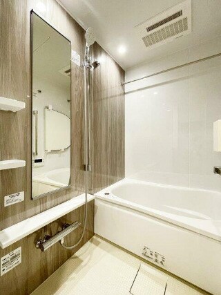 物件内観写真5　(追い焚き機能、浴室乾燥機付きバス。)