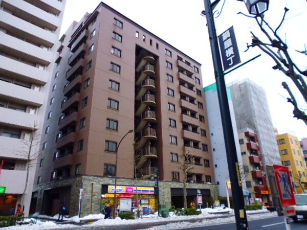 外観(鉄骨鉄筋コンクリート造のがっちりとした建物。)