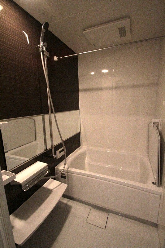 物件内観写真5　(追い焚き機能、浴室乾燥機付きバス。)