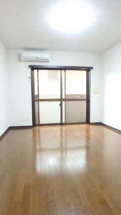 物件内観写真3　(帖のきれいな洋室。)