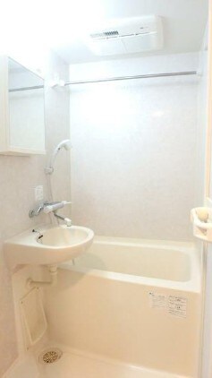 物件内観写真5　(浴室乾燥機付きバス。)