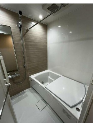 物件内観写真4　(追い焚き機能、浴室乾燥機付きバス。)