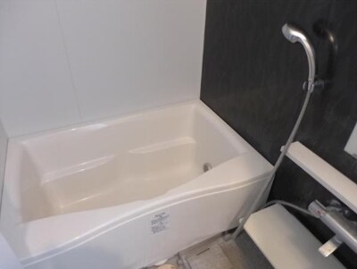 物件内観写真4　(追い焚き機能、浴室乾燥機付きバス。)