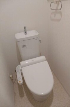 物件内観写真5　(温水洗浄便座。)