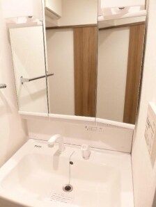 物件内観写真6　(嬉しい独立洗面台付き。)