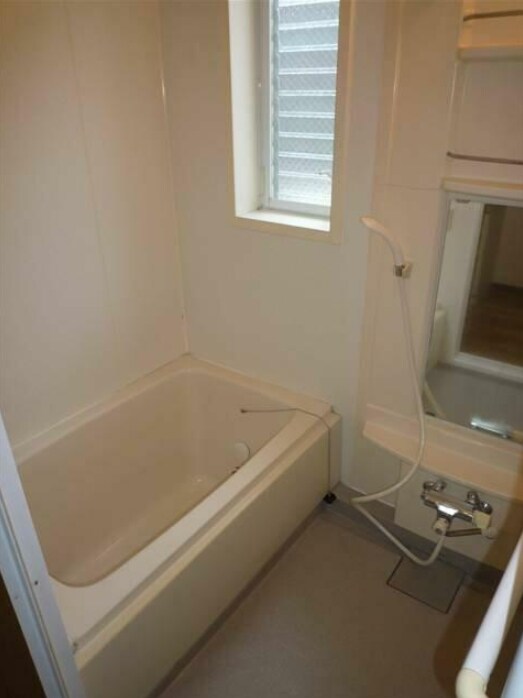 物件内観写真4　(追い焚き機能付きバス。)