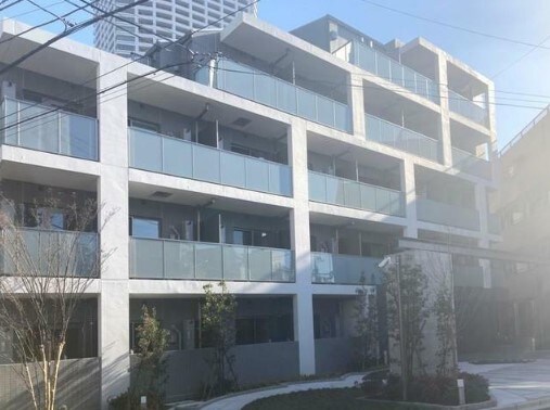 物件外観写真1　(鉄筋コンクリート造のがっちりとした建物。)