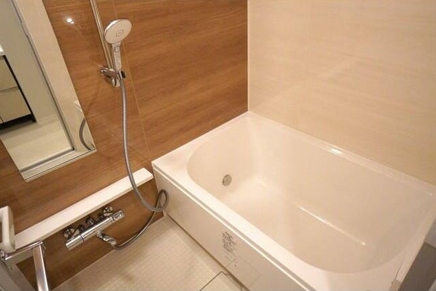 物件内観写真5　(追い焚き機能、浴室乾燥機付きバス。)