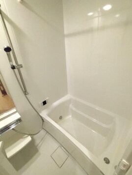 物件内観写真5　(追い焚き機能、浴室乾燥機付きバス。)