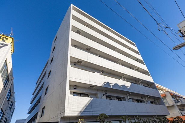 物件外観写真1　(鉄筋コンクリート造のがっちりとした建物。)