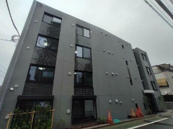 物件外観写真1　(鉄筋コンクリート造のがっちりとした建物。)