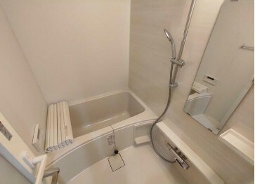 物件内観写真4　(追い焚き機能、浴室乾燥機付きバス。)