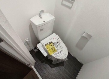 物件内観写真5　(温水洗浄便座。)