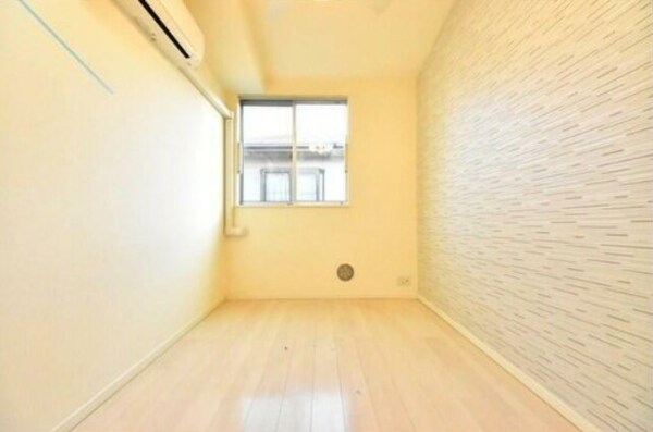 居室(明るい洋室！)