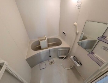 物件内観写真4　(追い焚き機能、浴室乾燥機付きバス。)