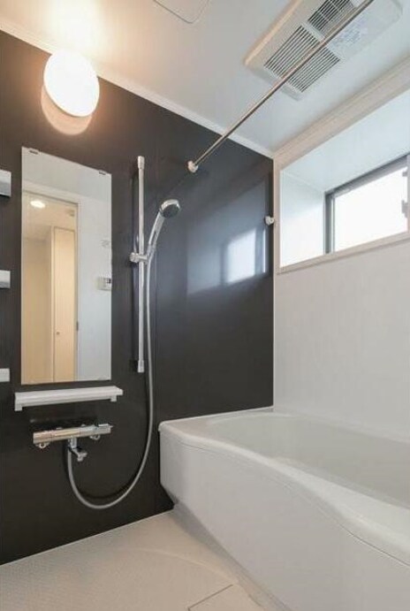 物件内観写真4　(追い焚き機能、浴室乾燥機付きバス。)