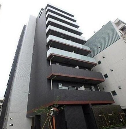 物件外観写真1　(鉄筋コンクリート造のがっちりとした建物。)