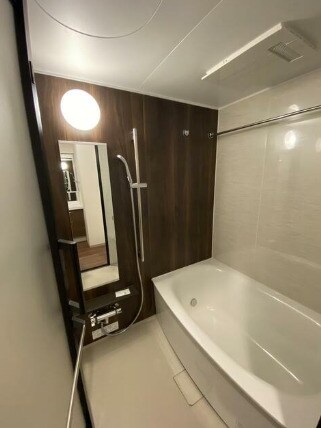 物件内観写真5　(追い焚き機能、浴室乾燥機付きバス。)