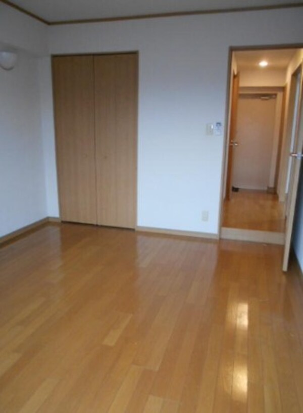 居室(明るい洋室！)