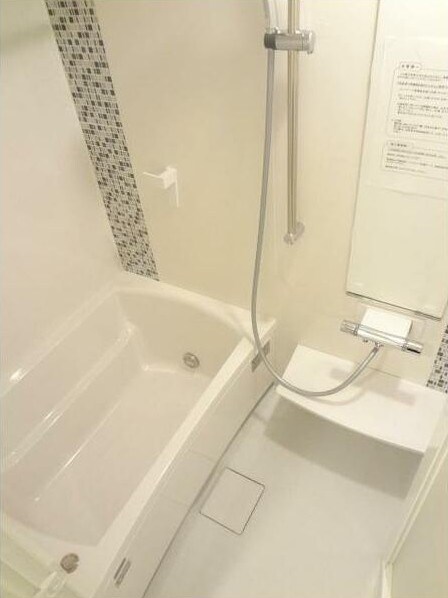 物件内観写真7　(追い焚き機能、浴室乾燥機付きバス。)