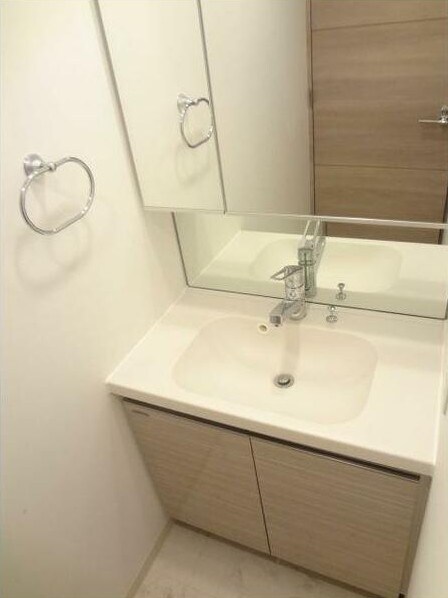 物件内観写真9　(嬉しい独立洗面台付き。)