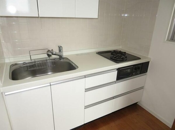 キッチン(2口コンロのシステムキッチン。)