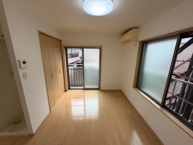 物件内観写真3　(きれいな洋室。)