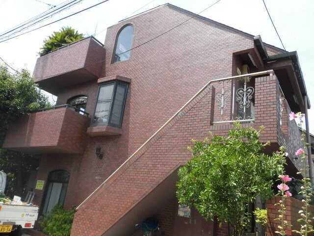 物件外観写真1　(鉄筋コンクリート造のがっちりとした建物。)