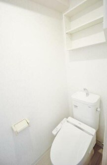 物件内観写真5　(温水洗浄便座。)