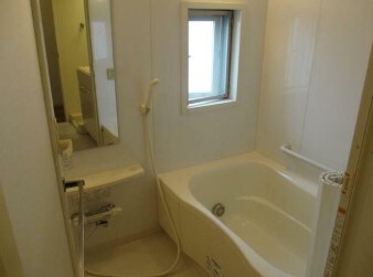 物件内観写真5　(追い焚き機能、浴室乾燥機付きバス。)