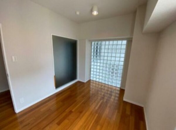 寝室(きれいなフローリング。)