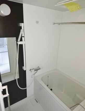 物件内観写真5　(追い焚き機能・浴室乾燥機付きバス。)