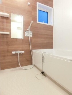 物件内観写真4　(追い焚き機能、浴室乾燥機付きバス。)