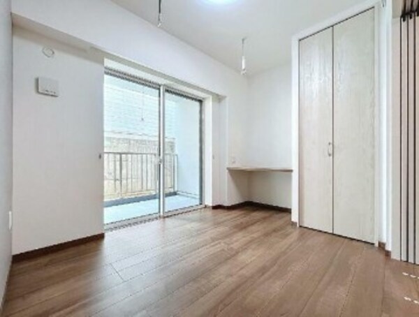 寝室(きれいなフローリング。)