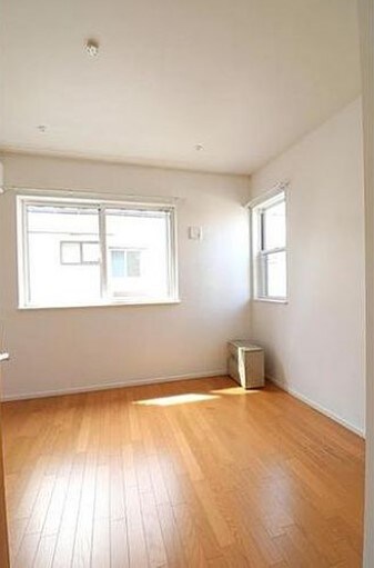 物件内観写真3　(6.5帖のきれいな洋室。)