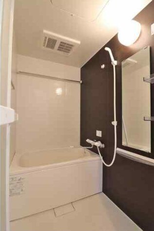 物件内観写真5　(浴室乾燥機付きバス。)