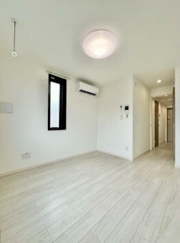 物件内観写真2　(明るい洋室！)