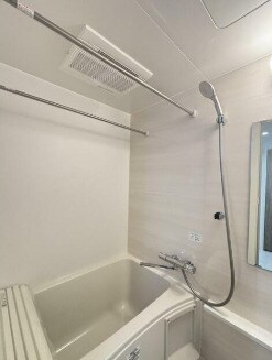 物件内観写真4　(追い焚き機能、浴室乾燥機付きバス。)